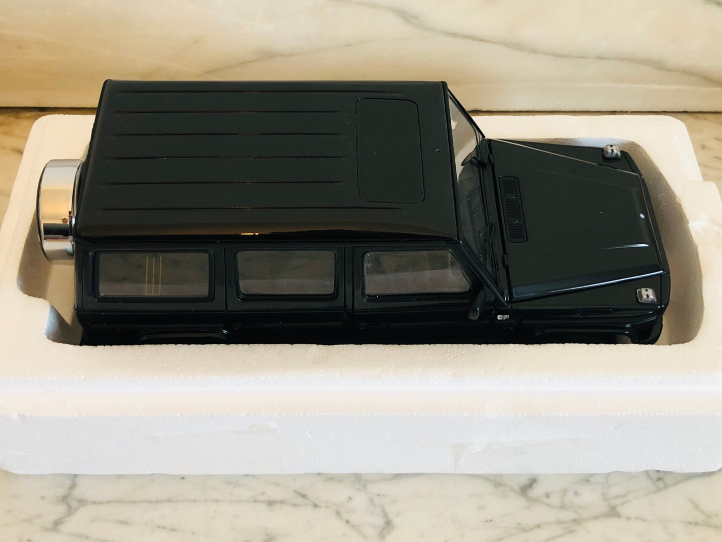 NIB NEW 1:18 AUTOart Mercedes-Benz G-Wagon Edition G Dealer Edition Car (B6 696 2143)