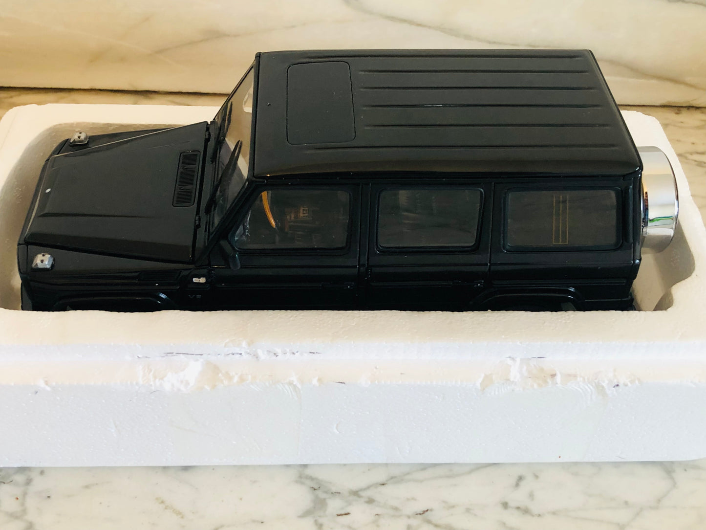 NIB NEW 1:18 AUTOart Mercedes-Benz G-Wagon Edition G Dealer Edition Car (B6 696 2143)